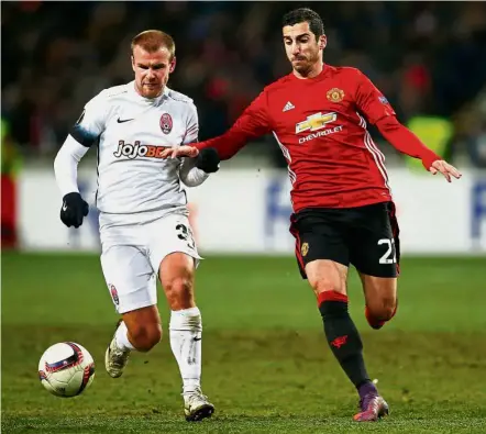  ?? — Reuters ?? That’s mine: Manchester United’s Henrikh Mkhitaryan (right) in action against Zorya Luhansk’s Mikhail Sivakov during their Europa League Group A match at the Chornomore­ts Stadium in Ukraine on Thursday. United won 2-0.