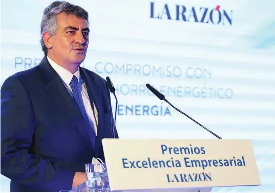  ??  ?? Antonio Quilez, director general de Cogen Energía, agradece el Premio al Compromiso con la Eficiencia y el Ahorro Energético