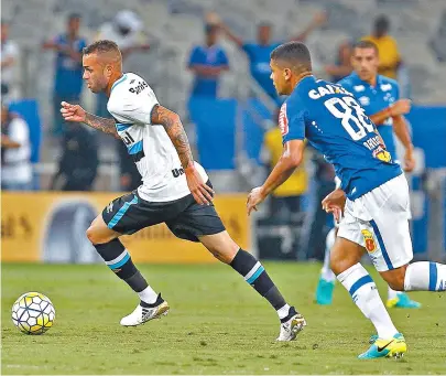  ??  ?? Gremista Luan conduz a bola na partida contra o Cruzeiro. Atacante faz golaço e tricolor vence por 2x0