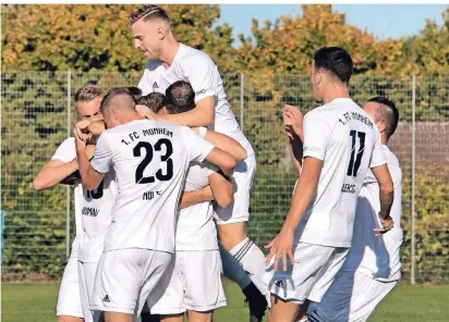  ?? RP-FOTO: RALPH MATZERATH  ?? Feiertag: Die Oberliga-Fußballer des FC Monheim hätten wenig dagegen, wenn sie sich auch gegen Hiesfeld über den einen oder anderen Treffer freuen könnten. Ein Spaziergan­g wird die Aufgabe aber nicht.