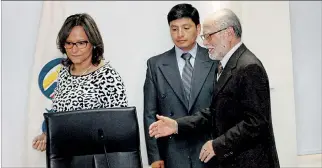  ?? ANGELO CHAMBA / EXPRESO ?? Visita. La presidenta de la Asamblea, Elizabeth Cabezas, y el titular del CPCCS, Julio César Trujillo, ayer en Quito.