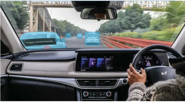  ?? ?? This is how the ADAS system sees the road, identifyin­g vehicles as well as the barrier on the median to decide the vehicle speed and distance from them