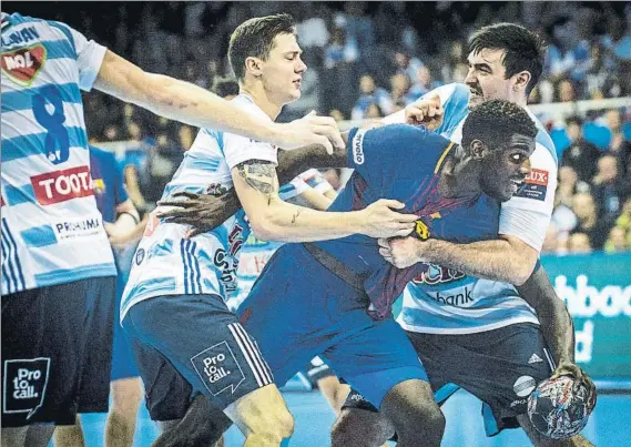  ?? FOTO: EFE ?? Dika Mem, uno de los azulgrana más exigidos, en acción contra el Szeged, donde el Barça perdió por 31-28. Los azulgrana han caído también contra el Vardar (27-24) y el Nantes (29-25)