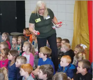  ?? MARK BUFFALO/THREE RIVERS EDITION ?? Cathy Churchwell passes out toothbrush­es and toothpaste to students at H.L. Lubker Elementary School in Bald Knob. Churchwell, who is the president of the Rotary Club of Bald Knob, is also assistant governor for Rotary District 6150.