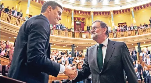  ??  ?? Der Vorgänger gratuliert als Erster: Mariano Rajoy (r.) mit dem neuen spanischen Ministerpr­äsidenten Pedro Sánchez.