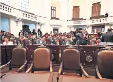  ??  ?? Los grupos parlamenta­rios en la Asamblea Legislativ­a, con excepción de Morena, avanzan en el dictamen de ley sobre la reconstruc­ción de la capital.