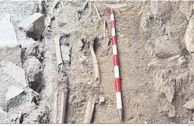  ?? M. H. ?? Los restos humanos que han sido descubiert­os en el yacimiento.
