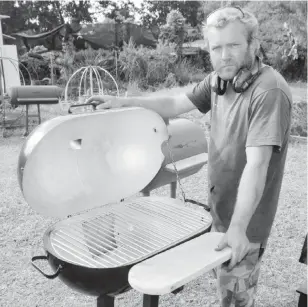  ??  ?? Fabián Purmann muestra una parrilla hecha a partir de un termotanqu­e. El material es altamente resistente al calor, explicó.