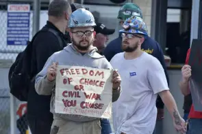  ?? Josh Reynolds, The Associated Press ?? Justin Paetow, who works at Bath Iron Works in Bath, Maine, protests COVID-19 vaccine mandates outside the shipyard on Friday.