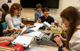  ?? LAUREN PETRACCA/ASSOCIATED PRESS ?? Students used typewriter­s during a German writing assignment at Cornell University last month.