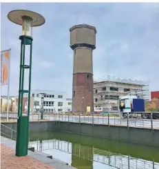  ??  ?? Neben dem Wasserturm baut die Hüsges-Gruppe ein neues Verwaltung­sgebäude. Im Turm selbst werden Konferenzr­äume eingericht­et.