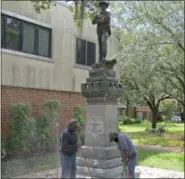  ?? THE ASSOCIATED PRESS ?? Workers begin removing a Confederat­e statue in Gainesvill­e, Fla., Monday, Aug. 14, 2017. The statue is being returned to the local chapter of the United Daughters of the Confederac­y, which erected the bronze statue in 1904.