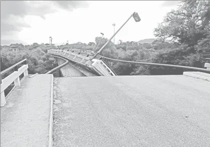  ??  ?? El puente de Ixtaltepec, afectado tras el sismo del 7 de septiembre, terminó de colapsar tras el ocurrido ayer, de 6.1, al que le siguieron dos de menos intensidad ■ Foto Afp