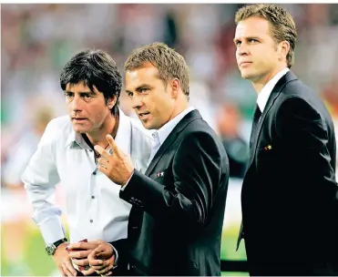  ?? FOTO: THOMAS KIENZLE/AP ?? DFB-Trio im September 2006 (v.l.): Bundestrai­ner Joachim Löw, Co-Trainer Hans-Dieter „Hansi“Flick und Teammanage­r Oliver Bierhoff.