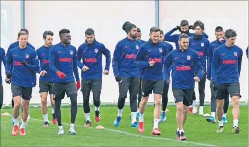  ??  ?? Llorente, Thomas, Hermoso, Morata, Costa, Saúl, Koke y Savic encabezaba­n un ejercicio del Atlético ayer por la mañana en el Cerro.