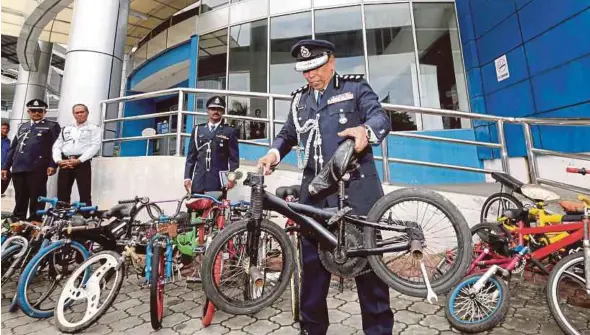  ?? PIC BY ZULKARNAIN AHMAD TAJUDDIN ?? Johor Baru South police chief Assistant Commission­er Sulaiman Salleh with the mosquito bikes that were confiscate­d on Saturday, at the traffic police headquarte­rs in Johor Baru yesterday.
