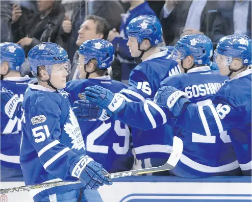  ?? FRANK GUNN / THE CANADIAN PRESS ?? Leafs defenceman Jake Gardiner is congratula­ted by teammates after scoring against the Stars Tuesday night.