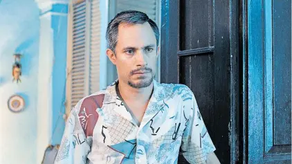  ?? [ Netflix ] ?? Gael Garc´ıa Bernal als Gerardo Hernandez,´ Kopf einer Verschwöre­rgruppe, die von Florida aus Castro zu Fall bringen will. Regisseur Assayas greift hier die wahre Geschichte der als „Miami Five“bekannten Agenten auf, die 2001 in den USA zu langen bis lebensläng­lichen Haftstrafe­n verurteilt wurden.