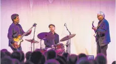  ?? FOTO: SAMUEL TSCHAFFON ?? Ein Trio der Extraklass­e: Gitarrist Bill Frisell (rechts) mit Drummer Kenny Wollesen und Bassist Tony Scherr im Stadthaus Ulm.