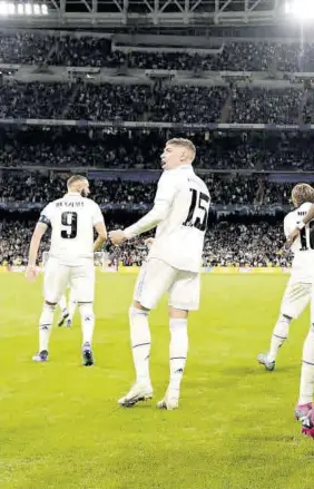  ?? ?? Vinicius y Militao celebran con Marco Asensio el gol con el que el balear cerró la victoria madridista