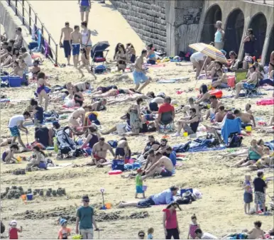  ?? Pictures: Gary Browne FM2707909 ?? Sunny Sands beach in Folkestone