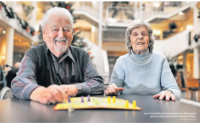  ?? FOTO: STEPHAN KÖHLEN ?? Gerd Schaaf (81) und Christel Rathmann (85) wohnen
gerne im Seniorenze­ntrum Erikaweg in Hilden.