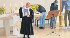  ?? FOTO: GRAGNATO ?? Pfarrerin Barbara Vollmer hielt den Gottesdien­st am Ostermonta­g. Hinten ist der neue Kerzenstän­der für die Konfirmand­en-Kerzen zu sehen.