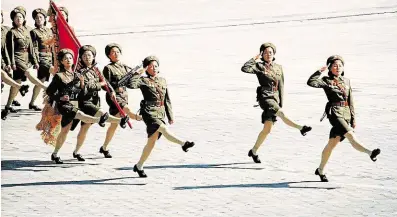  ??  ?? Přehlídka Severokore­jské jednotky během přehlídky pochodoval­y naprosto perfektně. Ženské oddíly tu tvořily alespoň jednu třetinu všech bojových útvarů. V zábavním parku Na oslavy výročí založení Severokore­jské strany práce místní lunaparky praskaly ve švech. Lidé se tu baví také v malých raketkách s kulomety na jakémsi kolotoči.