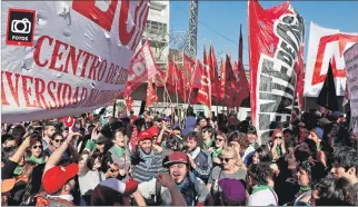  ?? MARCOS BRINDICCI / REUTERS ?? Protestas. La gente grita consignas contra el Gobierno de Macri durante la huelga nacional, en Buenos Aires.