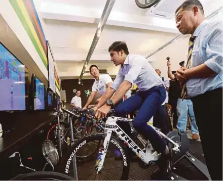  ?? PIC BY OWEE AH CHUN ?? Ex-cyclist Josiah Ng (left) briefs Sports Minister Syed Saddiq Syed Abdul Rahman and NSC director-general Datuk Ahmad Shapawi Ismail at the launch of his sprint training camp yesterday.