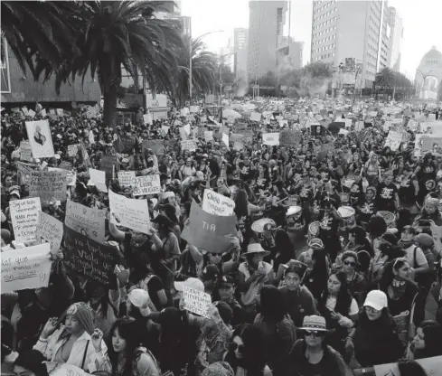  ?? FOTOS: REFORMA / DEBATE / TWITTER ?? La marea morada cubrió las principale­s rutas en la Ciudad de México.