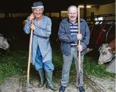  ??  ?? In Weiler gibt es heute nur noch vier landwirtsc­haftliche Betriebe. Zwei davon, sind die der beiden „Franzen“– Franz Königsberg­er (links) und Franz Schmid.