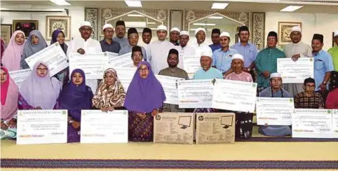  ??  ?? MOHAMED Azmin (tengah) bersama wakil dari masjid dan sekolah yang menerima sumbangan di Tanjong Karang.