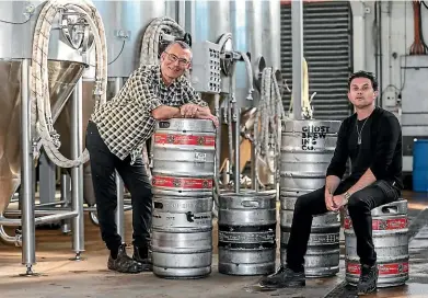  ?? CHRIS SKELTON/STUFF ?? Ralph Bungard and Muz Moeller are launching a NZ beer exchange.