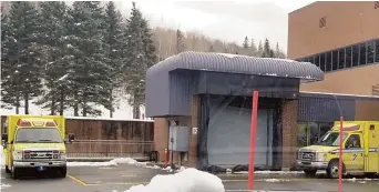  ?? - Gracieuset­é ?? Cette photo, soumise par le maire de Pointe-à-la-Croix, montre deux ambulances de la Gaspésie qui attendent afin de débarquer leur patient respectif à l’Hôpital régional de Campbellto­n.