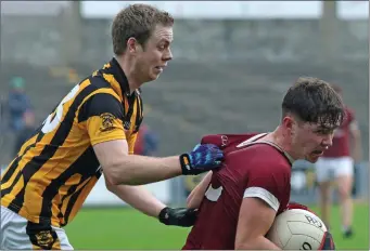  ??  ?? Conor Firman of St. Martin’s has the texture of his jersey tested by Páraic O’Leary (Shelmalier­s).