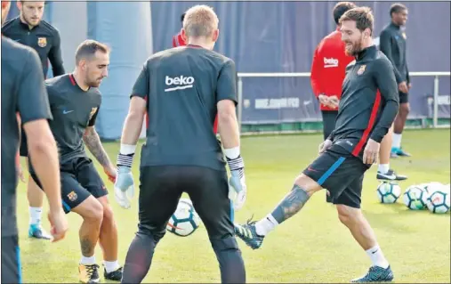  ??  ?? LA ESPERANZA AZULGRANA. Messi, en un rondo ante Cillessen, Alcácer e Ivan Rakitic, en el entrenamie­nto de ayer.