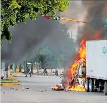  ?? AFP ?? Culiacán. Un vehículo se incendia en una de las avenidas de esta ciudad.