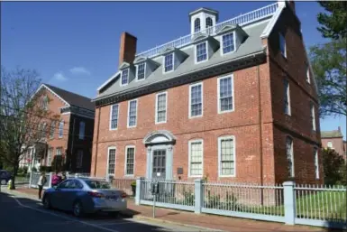  ?? AP PHOTO/MICHAEL CASEY ?? This photo taken Tuesday, Oct. 3, 2017 in Portsmouth, N.H., shows the Macphaedri­s-Warner House which was home to at least eight slaves in the 1700s, including John Jack who would later offer shelter to Ona Judge, a George Washington family slave who...