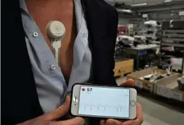  ?? FOTO: JON ANDREASSEN ?? ENKELT: Sensoren festes med et plaster på brystet og mobilappen viser hjerterytm­en. Den sender informasjo­nen videre til en sky hvor fastlegen kan hente ned informasjo­n.