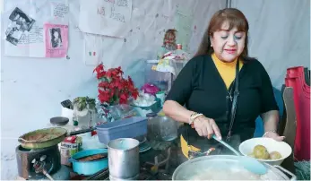  ??  ?? Luz María se organiza, junto con sus vecinos, para elaborar los alimentos que comerán cada día, las mujeres se turnan para realizar esta actividad y reparten los guisos a los demás.