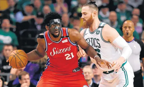  ?? MADDIE MEYER/AFP ?? Escolha. O pivô camaronês Joe Embiid, de 24 anos e 2,13m, controla a bola no primeiro jogo do playoff contra o Boston: jogador foi ‘draftado’ em 2014