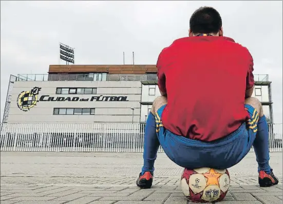  ?? EMILIA GUTIÉRREZ ?? Un aficionado de la selección española, en los alrededore­s de la Ciudad del Fútbol de Las Rozas