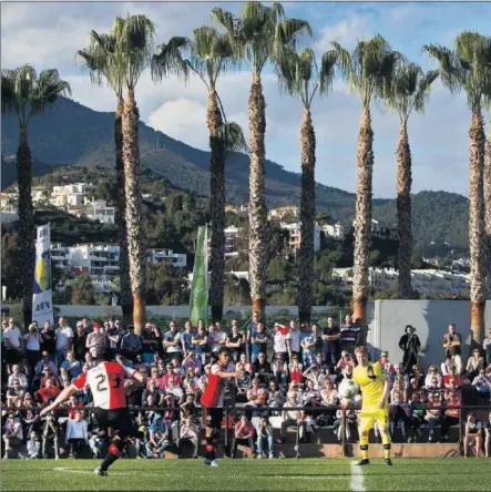  ??  ?? VIENEN CON SEGUIDORES. Imagen de un partido jugado en Marbella Football Center entre el Feyenoord y el Brujas. Dos clubes que desplazan muchos aficionado­s.