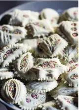  ??  ?? Sopra, dolcetti decorati con i tipici «merletti», sempre presenti al ristorante Su Gologone. In alto, la cucina della casa natale di Grazia Deledda, a Nuoro, oggi Museo Deleddiano.