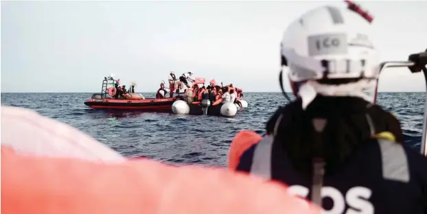  ?? Foto: AFP/Karpov/SOS Mediterran­ee ?? Die Rettungskr­äfte der »Aquarius« am 9. Juni im Einsatz
