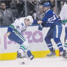  ?? CRAIG ROBERTSON/POSTMEDIA ?? Nazem Kadri squares off with Canucks winger Jannik Hansen after the Leafs centre levelled Vancouver’s Daniel Sedin on Saturday. Kadri is infuriatin­g opponents with his gritty play.