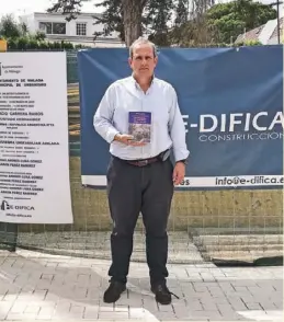  ?? Foto: Nicolas Hock ?? Félix Álvarez mit seinem Buch.