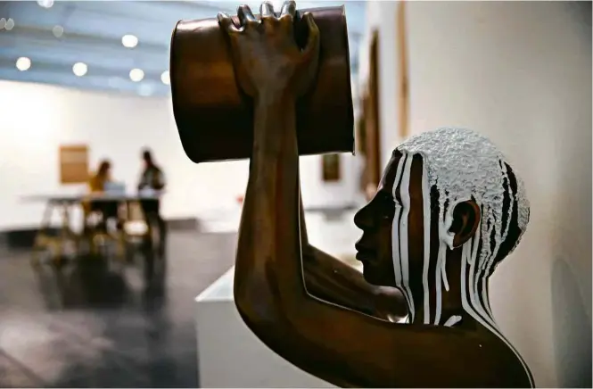  ?? Zanone Fraissat/Folhapress ?? ‘Amnésia’ (2015), escultura de Flávio Cerqueira, exposta na mostra ‘Histórias Afro-Atlânticas’, no Masp