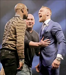  ??  ?? Floyd Mayweather calificó de “cobarde” en rueda de prensa a Conor McGregor, a quien enfrentará el 26 de agosto en Las Vegas, Nevada. “¡Él no se rindió una vez, ni dos, sino tres! Aseveró el estadunide­nse en referencia a los tres abandonos del irlandés...